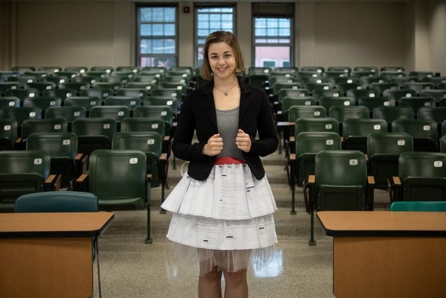 Cô gái mặc váy tạo bởi 17 lá thư từ chối trong ngày bảo vệ luận án tiến sĩ - Ảnh 1.