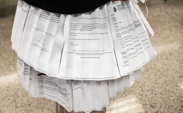 Cô gái mặc váy tạo bởi 17 lá thư từ chối trong ngày bảo vệ luận án tiến sĩ - Ảnh 2.