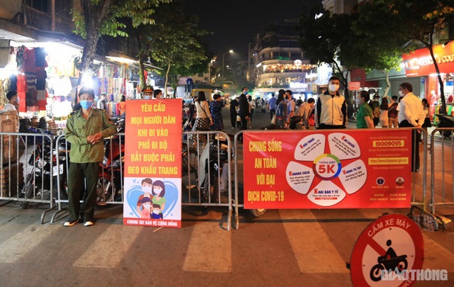 Hà Nội: Nhiều người bị phạt vì không đeo khẩu trang ở phố đi bộ Hồ Gươm - Ảnh 1.
