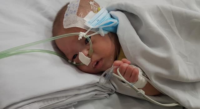 TP.HCM: Bé trai sơ sinh suy hô hấp, nhiễm trùng huyết bị mẹ bỏ rơi tại bệnh viện đã được gia đình đến nhận lại - Ảnh 2.