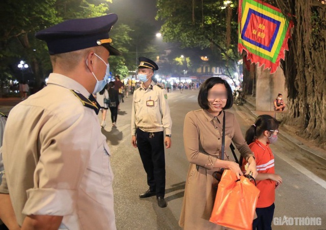 Hà Nội: Nhiều người bị phạt vì không đeo khẩu trang ở phố đi bộ Hồ Gươm - Ảnh 11.