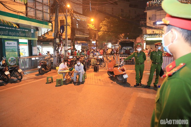 Hà Nội: Nhiều người bị phạt vì không đeo khẩu trang ở phố đi bộ Hồ Gươm - Ảnh 7.