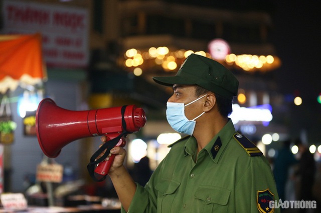 Hà Nội: Nhiều người bị phạt vì không đeo khẩu trang ở phố đi bộ Hồ Gươm - Ảnh 10.