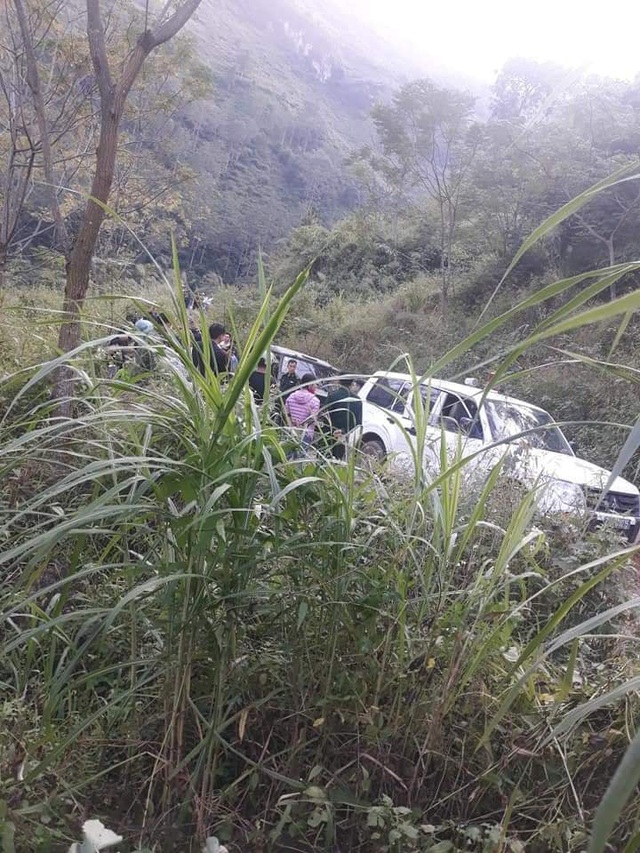 Hà Giang: Xe ô tô lao xuống vực khiến 3 người tử vong, 4 người bị thương - Ảnh 2.