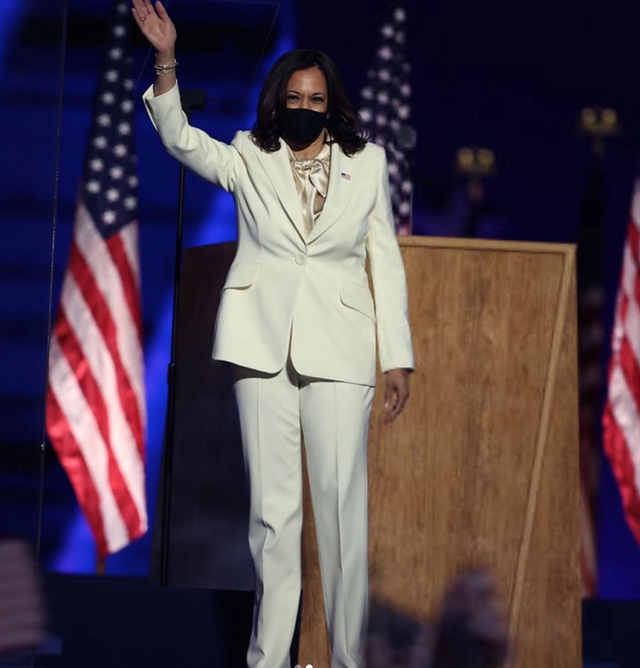 Ý nghĩa bất ngờ cùng thông điệp ngầm phía sau bộ vest trắng Phó Tổng thống Mỹ đắc cử mặc trong bài phát biểu đầu tiên, không chỉ đơn thuần là thời trang - Ảnh 4.