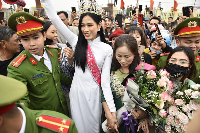 Hàng nghìn người chen lấn để chúc mừng hoa hậu Đỗ Thị Hà về quê - Ảnh 3.
