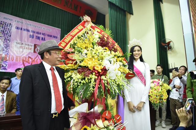 Hàng nghìn người chen lấn để chúc mừng hoa hậu Đỗ Thị Hà về quê - Ảnh 1.