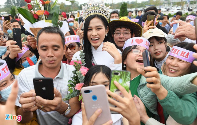 Hoa hậu Đỗ Thị Hà chia sẻ về áp lực từ chiếc vương miện sau hơn 1 tuần đăng quang - Ảnh 2.