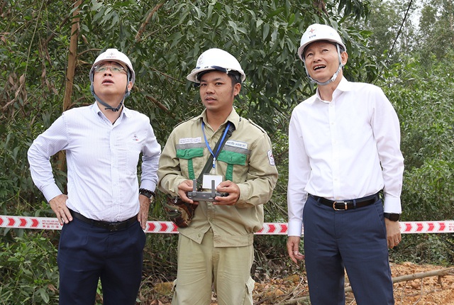Tổng giám đốc EVN kiểm tra tiến độ thi công đường dây 500kV mạch 3 tại Thừa Thiên Huế - Ảnh 1.