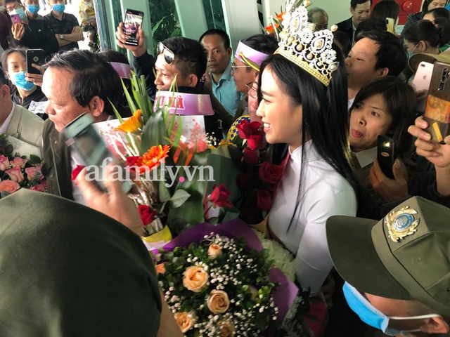 Loạt ảnh nhan sắc Hoa hậu Đỗ Thị Hà qua camera thường trong ngày trở về quê - Ảnh 3.
