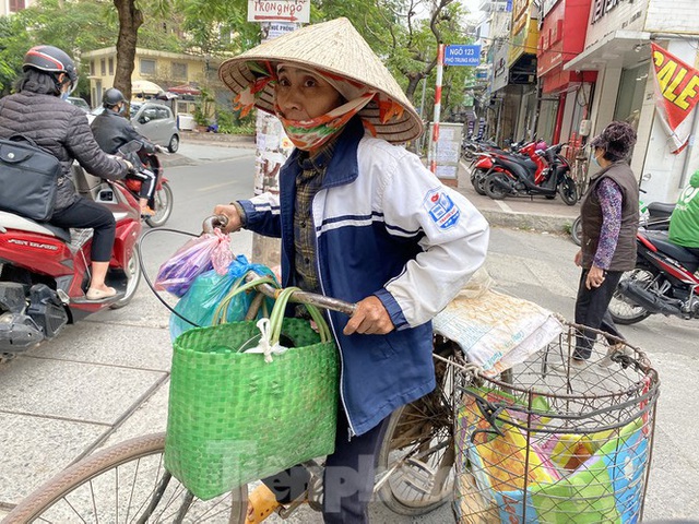 Người Hà Nội vất vả mưu sinh trong giá lạnh đầu đông - Ảnh 3.