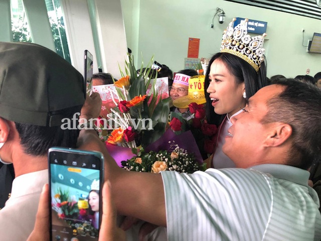 Loạt ảnh nhan sắc Hoa hậu Đỗ Thị Hà qua camera thường trong ngày trở về quê - Ảnh 4.