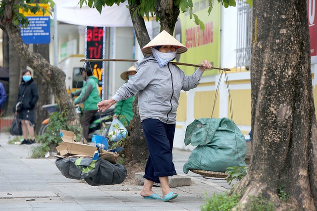 Người Hà Nội vất vả mưu sinh trong giá lạnh đầu đông - Ảnh 4.