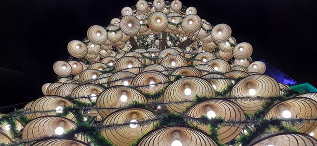 Độc đáo cây thông Noel được kết từ 1.000 nón lá ở Nghệ An - Ảnh 3.