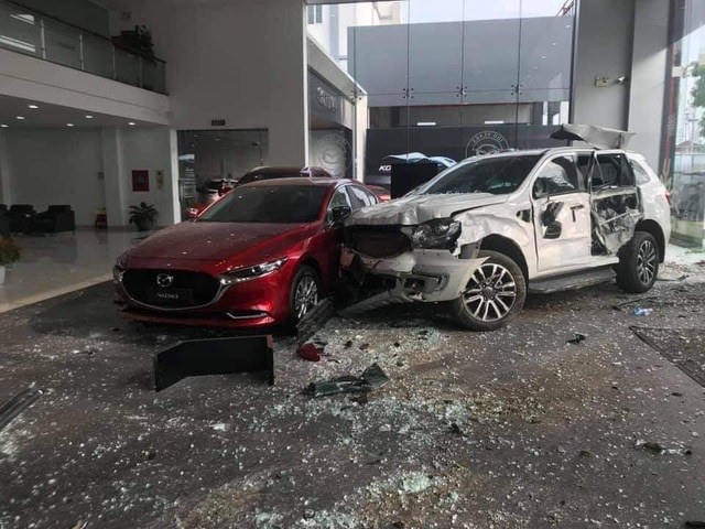 Nữ tài xế lái ô tô đâm vào showroom Mazda Phú Thọ khiến một người nguy kịch - Ảnh 2.
