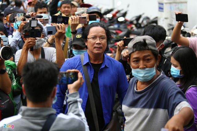 Nghệ sĩ Việt bị nhiều streamer đeo bám, cản đường khi tới viện pháp y - Ảnh 5.