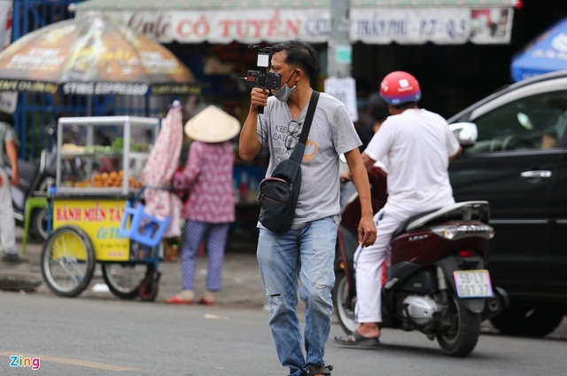 Nghệ sĩ Việt bị nhiều streamer đeo bám, cản đường khi tới viện pháp y - Ảnh 6.