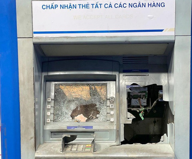 Đập cây ATM vì không rút được tiền - Ảnh 1.