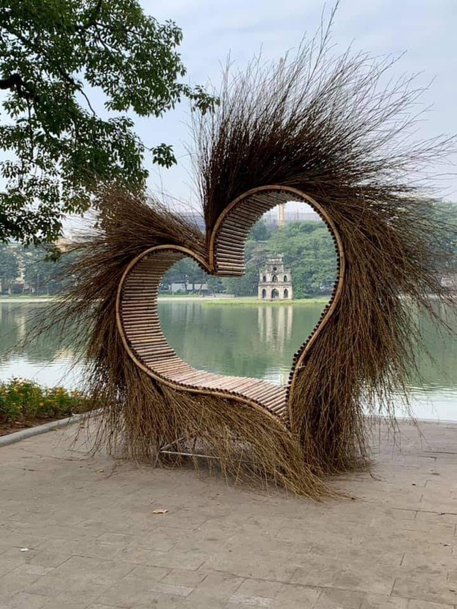  Xôn xao bức ảnh một mô hình trái tim làm bằng tre đặt ở Hồ Gươm - Ảnh 1.