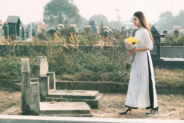 Bộ ảnh cưới kì dị ở nghĩa trang gây tranh cãi MXH: Hóa ra lại liên quan đến câu chuyện thật của nhân vật chính, nhan sắc cô dâu quá bất ngờ - Ảnh 2.