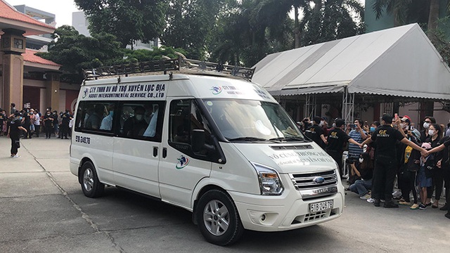 Đoàn người chạy theo xe tang nghệ sĩ Chí Tài - Ảnh 4.