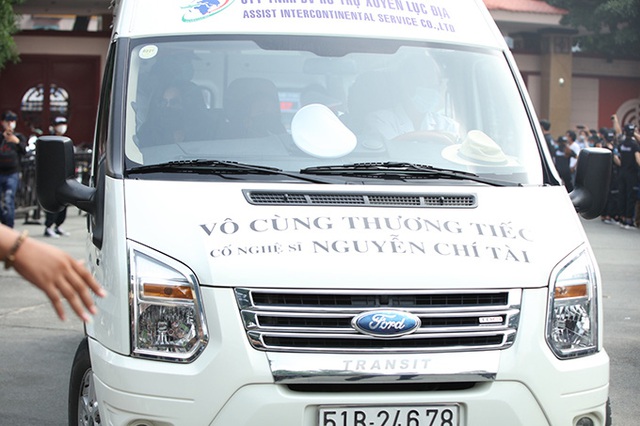 Đoàn người chạy theo xe tang nghệ sĩ Chí Tài - Ảnh 5.