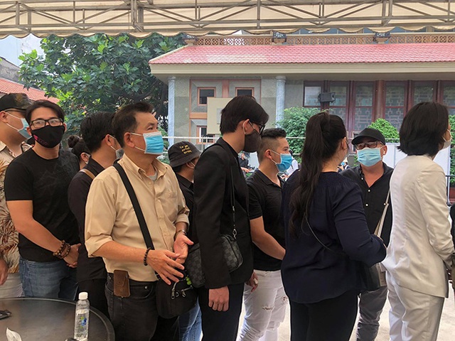 Đoàn người chạy theo xe tang nghệ sĩ Chí Tài - Ảnh 8.
