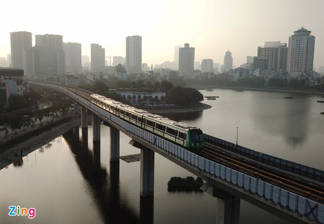 Tàu Cát Linh - Hà Đông chạy gần 300 chuyến trong ngày đầu vận hành thử - Ảnh 1.