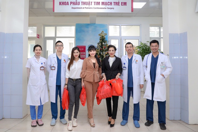Hoa hậu doanh nhân Phạm Bích Thủy mang giáng sinh ấm đến cho 100 em bé viện E - Ảnh 6.