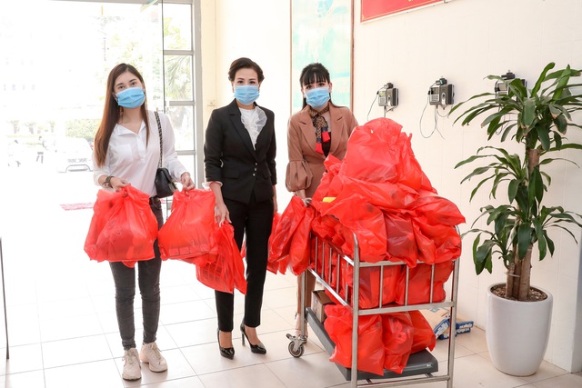 Hoa hậu doanh nhân Phạm Bích Thủy mang giáng sinh ấm đến cho 100 em bé viện E - Ảnh 2.