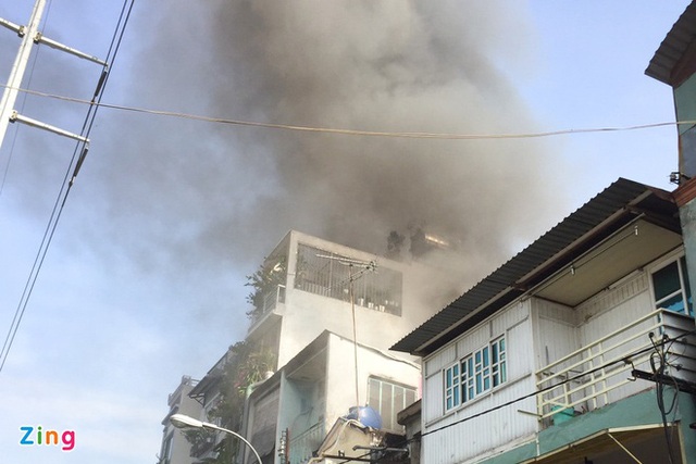 Cháy nhà giữa trung tâm TP.HCM, người dân ôm tài sản tháo chạy - Ảnh 1.