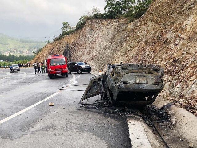 Sức khỏe hai nạn nhân thoát chết trong vụ xe ô tô đâm vách núi bốc cháy hiện ra sao? - Ảnh 4.