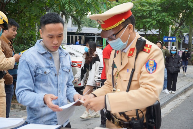 CSGT Hà Nội đồng loạt ra quân dán giấy thông báo phạt nguội trên kính xe - Ảnh 8.