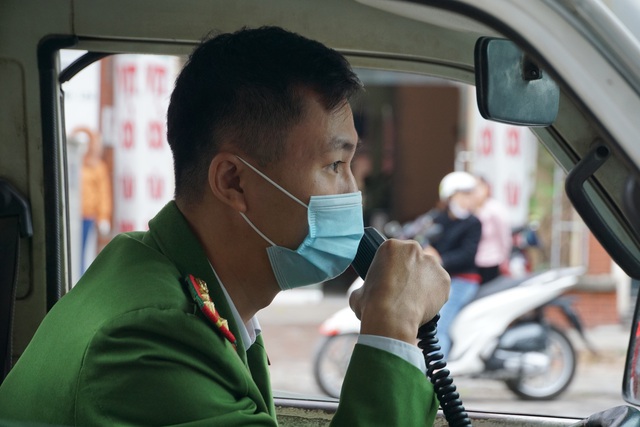 CSGT Hà Nội đồng loạt ra quân dán giấy thông báo phạt nguội trên kính xe - Ảnh 11.