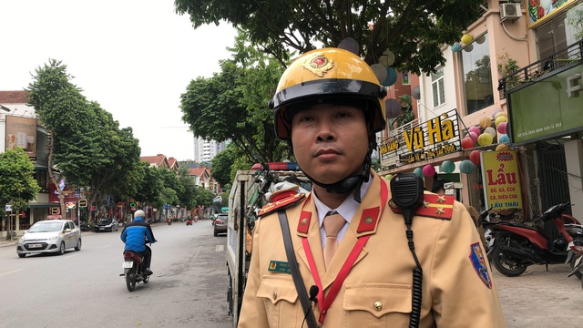 CSGT Hà Nội đồng loạt ra quân dán giấy thông báo phạt nguội trên kính xe - Ảnh 10.