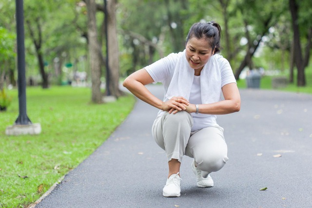 Bảo vệ người cao tuổi trước tình trạng loãng xương và thoái hóa khớp - Ảnh 1.