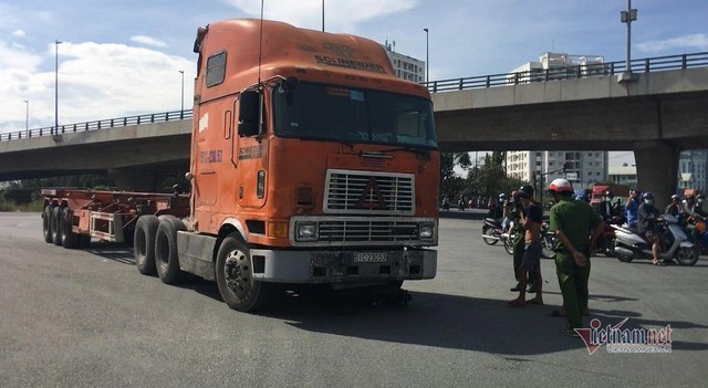 Xe container c&aacute;n n&aacute;t xe m&aacute;y, k&eacute;o l&ecirc; c&ocirc; g&aacute;i 5m giữa v&ograve;ng xoay &ldquo;tử thần&rdquo; - Ảnh 4.