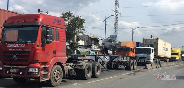 Xe container cán nát xe máy, kéo lê cô gái 5m giữa vòng xoay “tử thần” - Ảnh 5.