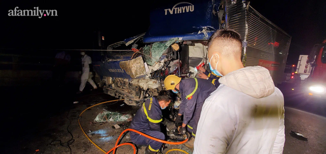 12 chiến sĩ cảnh sát giải cứu tài xế mắc kẹt trong cabin ô tô sau vụ tai nạn trong đêm rét buốt - Ảnh 3.