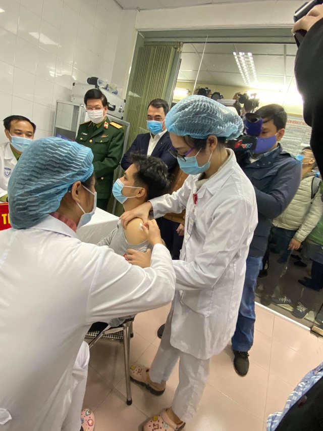 Tiêm vaccine COVID-19 cho 3 người Việt đầu tiên - Ảnh 5.