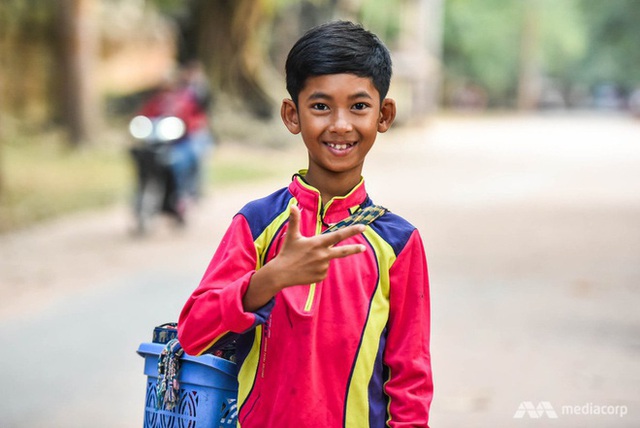 Cậu bé bán rong Campuchia nói 16 thứ tiếng đổi đời sau 2 năm - Ảnh 2.