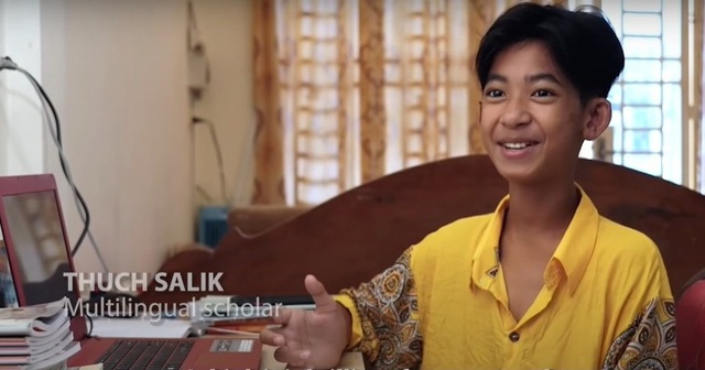 Cậu bé bán rong Campuchia nói 16 thứ tiếng đổi đời sau 2 năm - Ảnh 3.