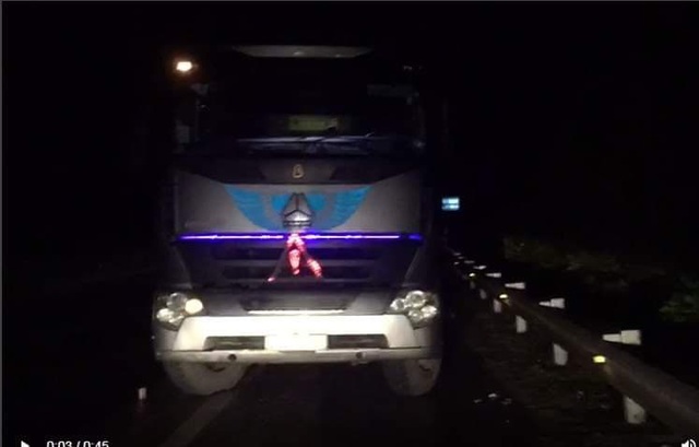 Hoảng hồn phát hiện tài xế xe tải đi ngược chiều trên cao tốc Nội Bài – Lào Cai trong đêm - Ảnh 2.