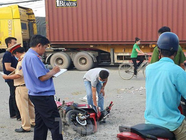 Xe container c&aacute;n chết người giữa ng&atilde; tư rồi bỏ chạy - Ảnh 1.