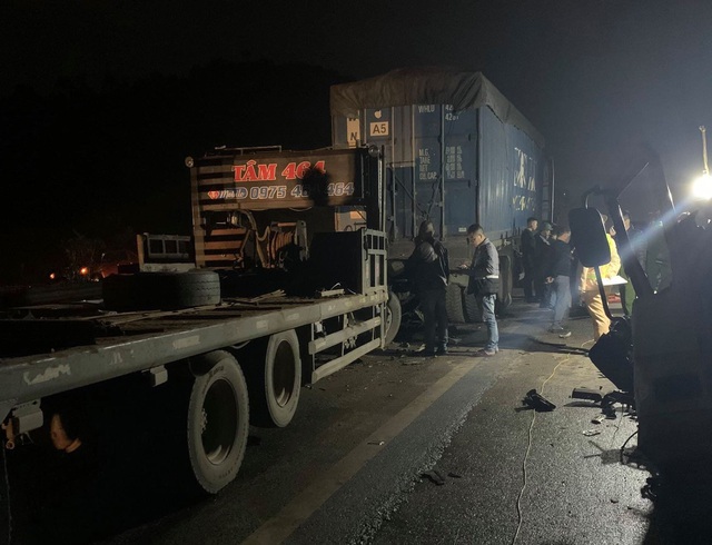 Ô tô tải tông trúng xe đầu kéo trên cao tốc Nội Bài - Lào Cai khiến 2 người tử vong - Ảnh 1.