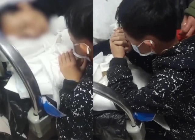 Xúc động cảnh cậu bé Trung Quốc quỳ gối bên người mẹ ung thư giai đoạn cuối - Ảnh 2.