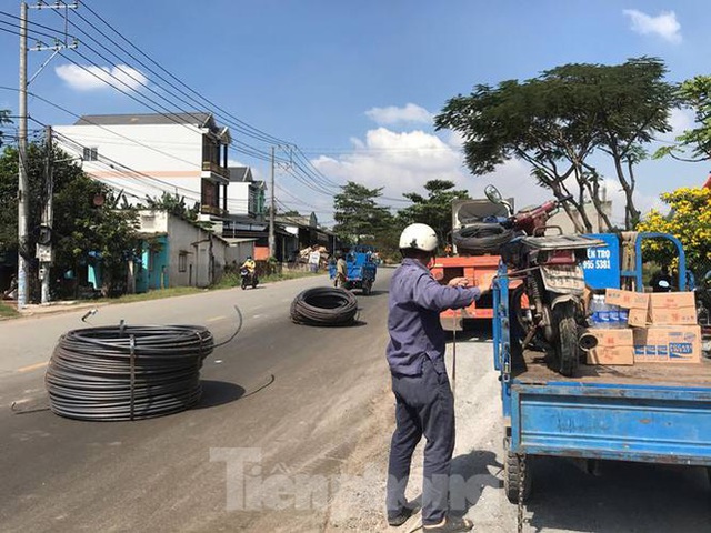 8 cuộn sắt lao từ container xuống đường đè bẹp xe máy đang lưu thông - Ảnh 3.