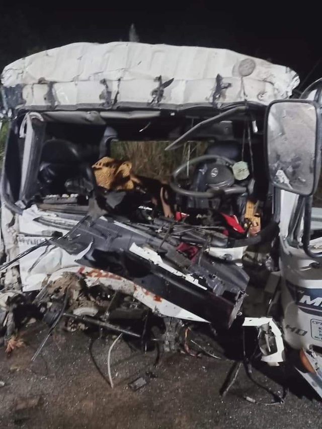 Ô tô tải tông trúng xe đầu kéo trên cao tốc Nội Bài - Lào Cai khiến 2 người tử vong - Ảnh 2.