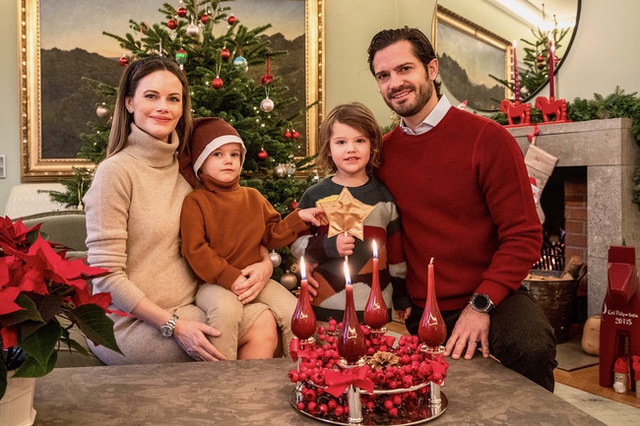 Ngắm các gia đình hoàng gia trên thiệp Giáng sinh: Nhà Công nương Kate viên mãn ngọt ngào, ai nấy đều tươi cười hạnh phúc - Ảnh 8.