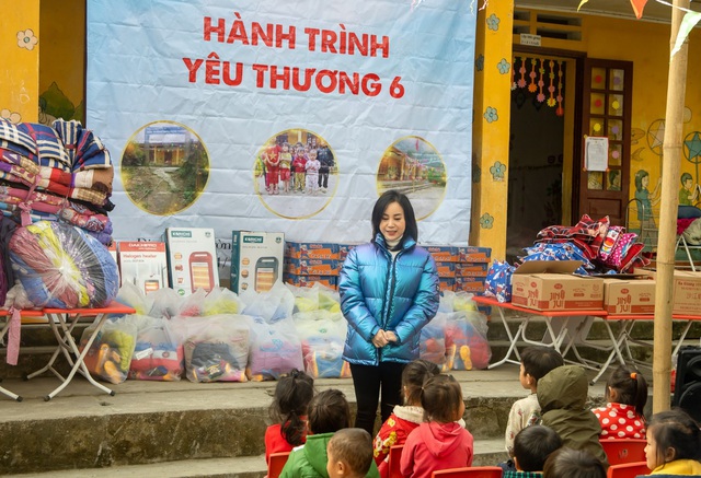 CEO Nguyễn Thị Ánh hỗ trợ trẻ em đồng bào vùng cao trong “Hành trình yêu thương 6” tại Sapa- Lào Cai - Ảnh 2.